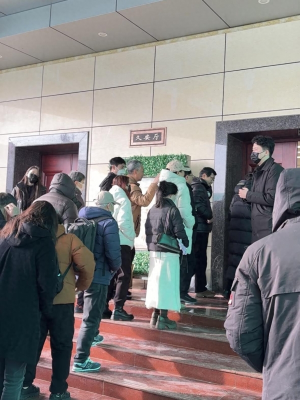 何晴告别仪式在京举行，六小龄童唐国强翁虹等为何晴送挽联